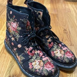 Lace up, Floral, hardly worn Dr. Martens size 9.